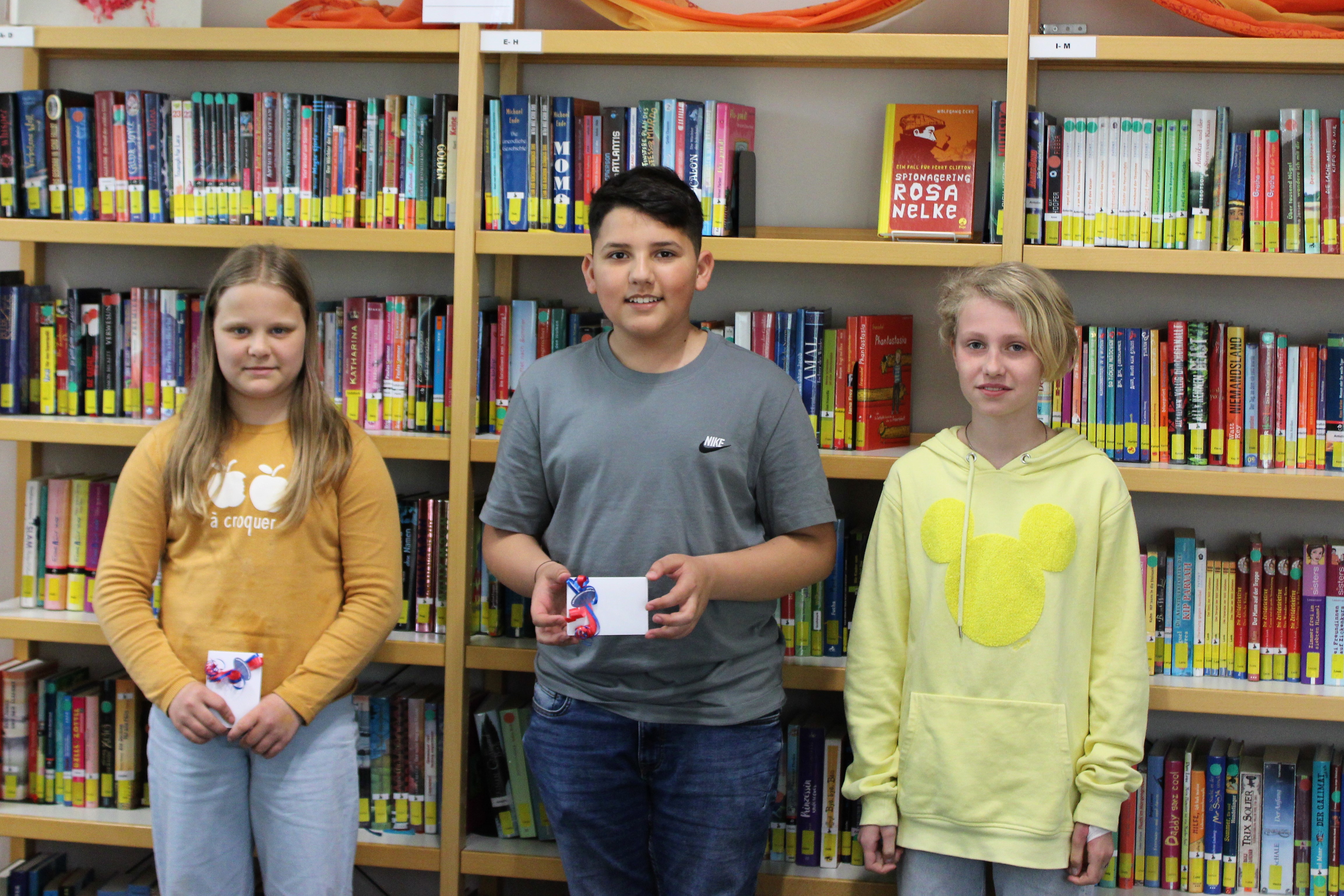 Jule, Ayses und Loki bei ihrer Ehrung in der Bibliothek Image