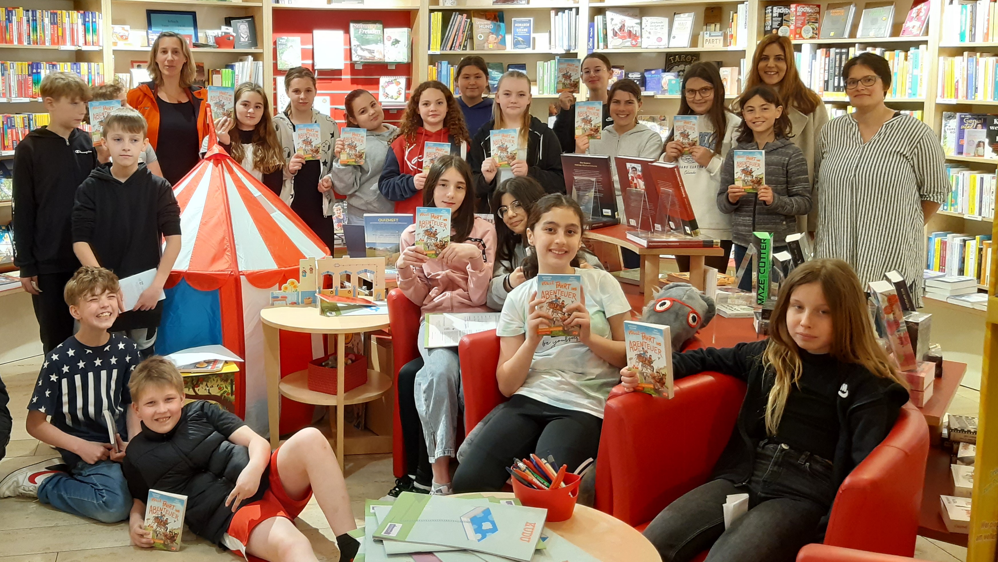 Die Klasse 5a mit Deutschlehrerin Frau Lengfeld (links), Schulsozialarbeiterin Frau Filiz und Buchhändlerin Daniela Hartmann (rechts) Image