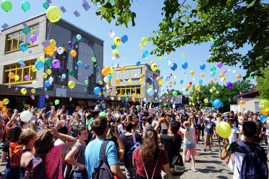 Start der Luftballons auf dem Schulhof